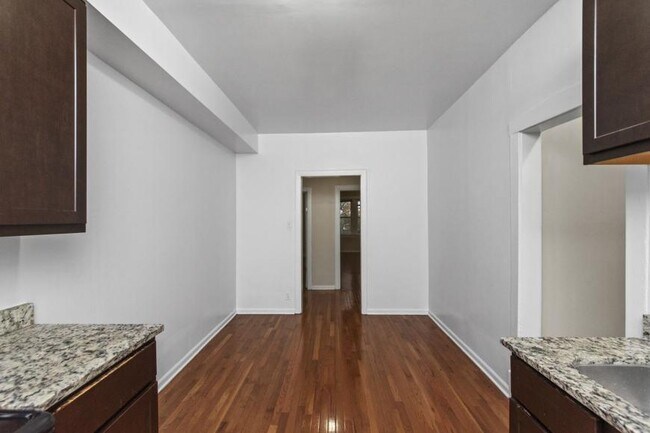 Building Photo - 1 bedroom in Chicago IL 60625
