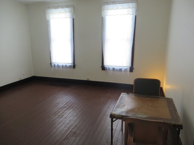 Building Photo - Large Three Bedroom, 1.5 Bathroom Home hal...