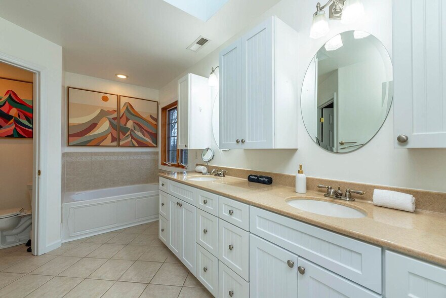 Building Photo - 16 Skyview Ct