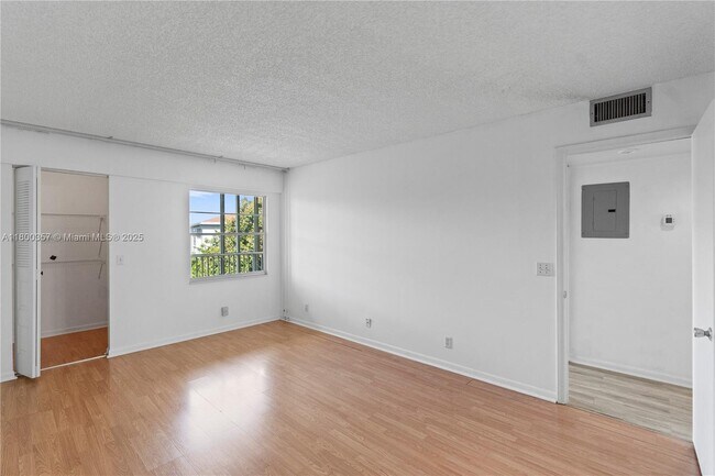 Building Photo - 300 SW 134th Way