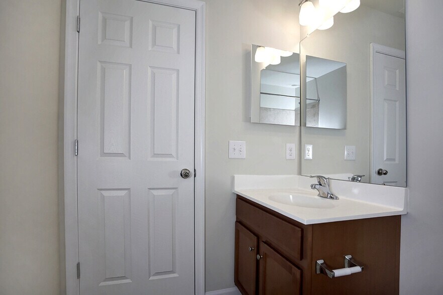 Hall Bath - 1720 Beacon Ln