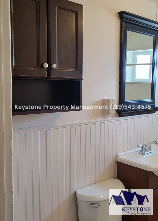 Building Photo - Downtown Apartment in 4-Plex with 2 Bedroo...