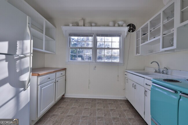 Building Photo - 487 Lakeshore Dr NE