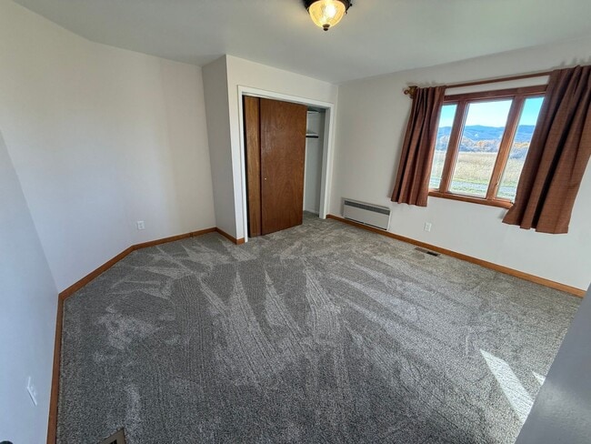 Building Photo - 3 Bed 2 Bath Large Semi-Rural Modern Beautiful Home