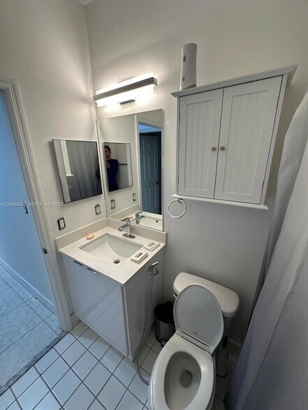 Building Photo - 4273 NE 10th Ct