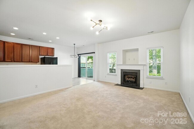 Building Photo - 15554 Stronvar House Ln