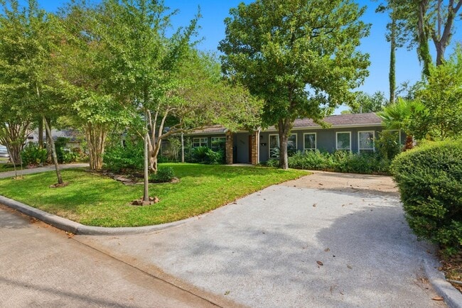 Building Photo - 1320 Woodvine Dr