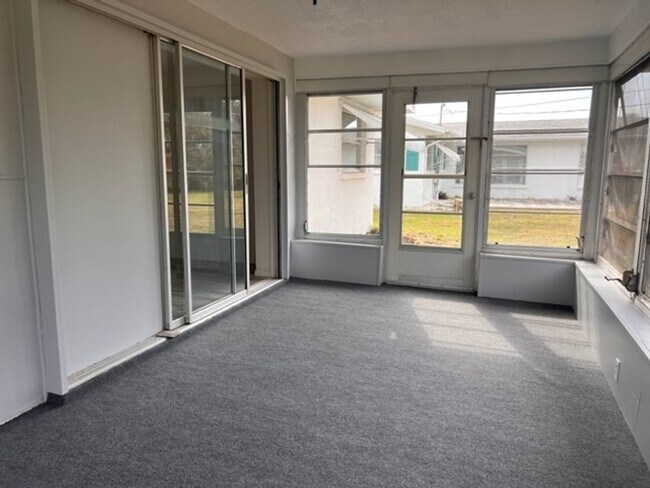 Building Photo - MOVE-IN READY!  2BR/2BA/1CG IN VENICE EAST