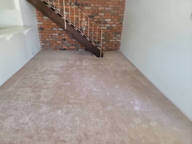 Building Photo - Nicely Upgraded Corner Townhouse