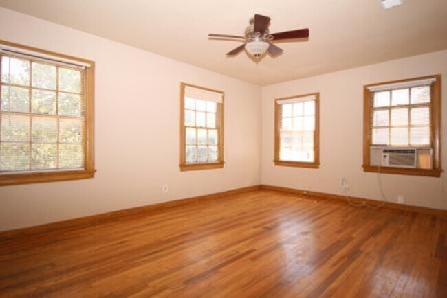 Building Photo - FOUR bedroom in Prime Location!