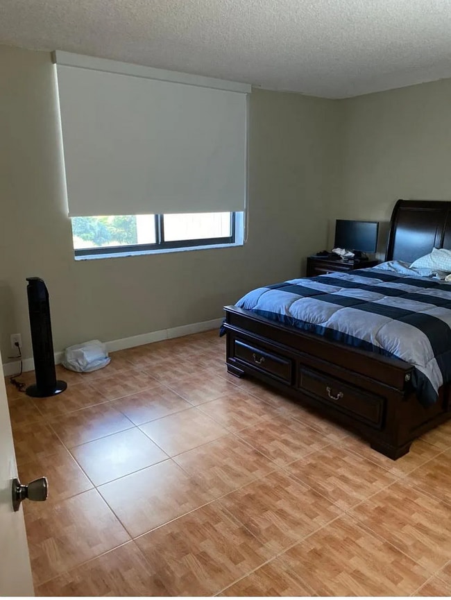 Building Photo - 901 Hillcrest Dr