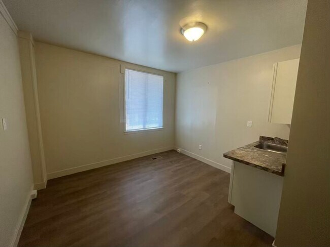 Building Photo - 44 S 200 E