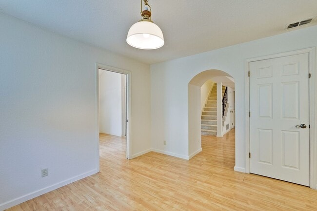Building Photo - Lovely and spacious 3BR 2.5BA townhouse in...