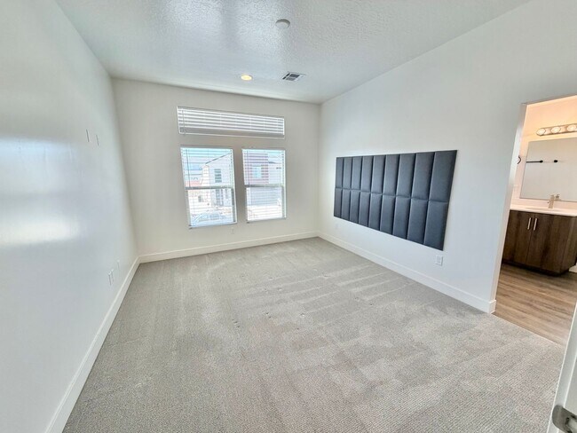 Building Photo - 2375 E Luciano Ln