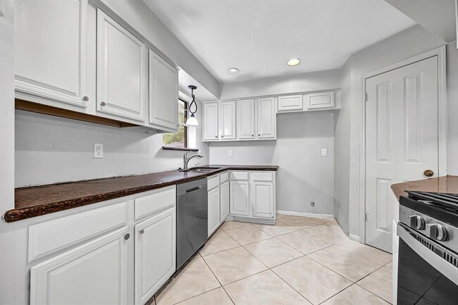 Building Photo - 2903 Woodland Grove Dr