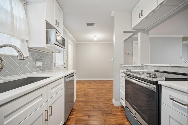 Building Photo - 810 Banister Ln