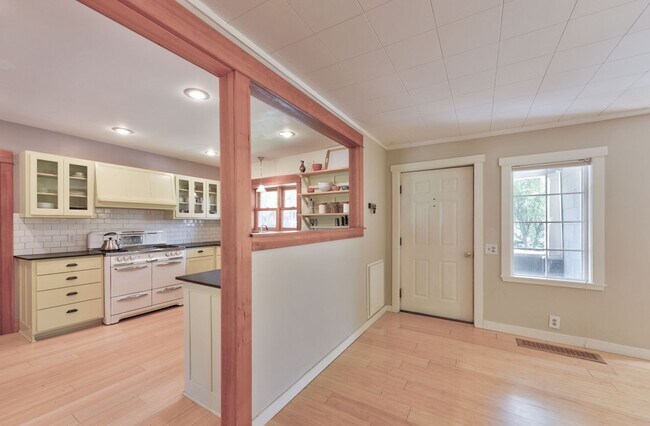 Building Photo - Beautiful Craftsman Bungalow on the edge of the Historic Fort Russell Dristrict