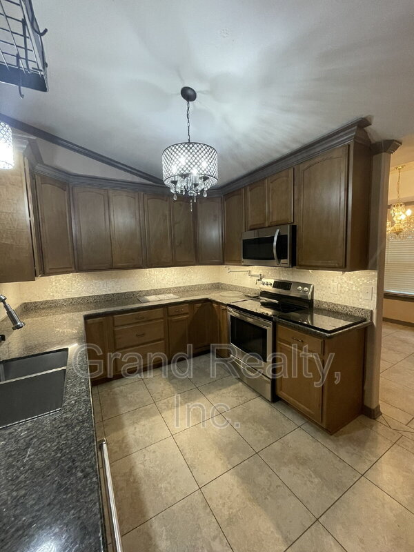 Building Photo - 5022 Patterson Ln