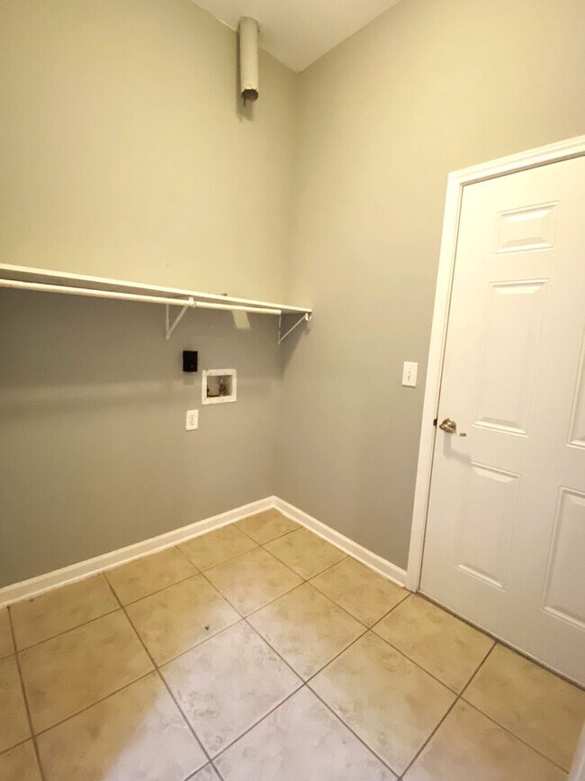 Building Photo - Herons Landing Water/Sewer/Cable/Internet included