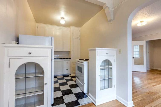 Building Photo - MARQUAM MANOR APARTMENTS (MCM03)