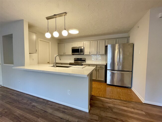 Building Photo - 8051 Bay Branch Dr