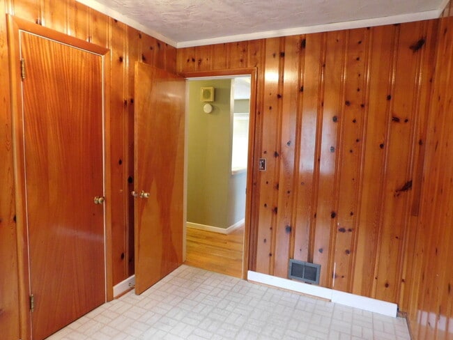 Building Photo - 4Bd/1.5Ba Two Story Home - Available End o...