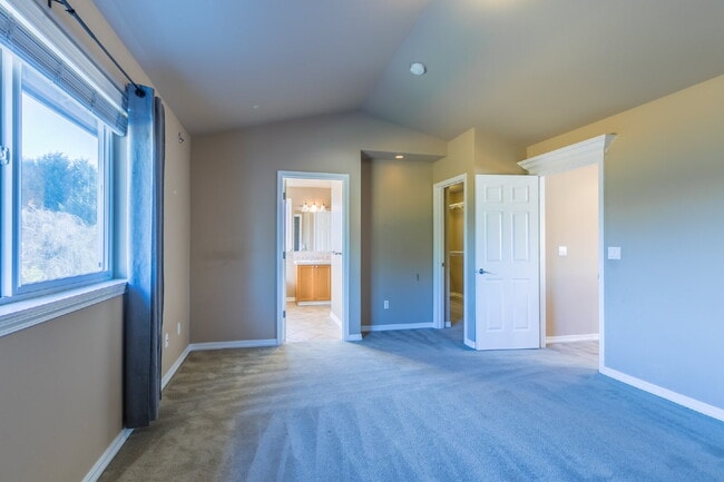 Building Photo - Spacious 4-Bedroom Haven in Kent with 2.5 Bathrooms and 2,570 Sq Ft of Comfort!