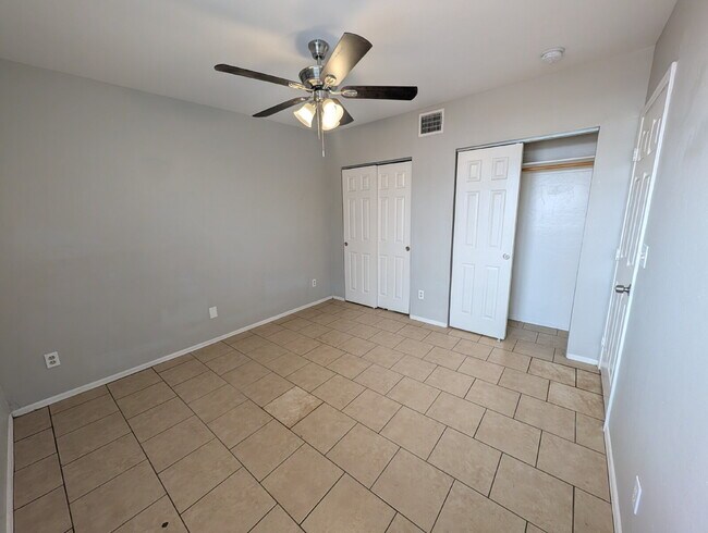 Building Photo - Spacious 2 Bedroom with Private Yard!