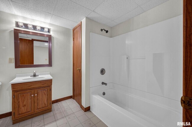 Building Photo - 2321 W Pintura Ct