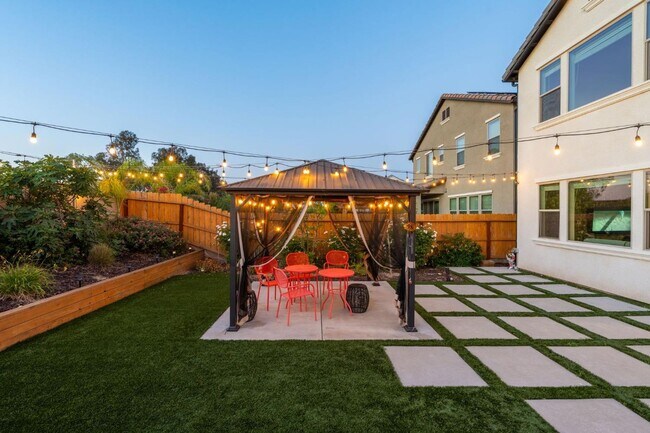 Building Photo - Copper River Canvas on the Bluffs! 4B/3BA ...