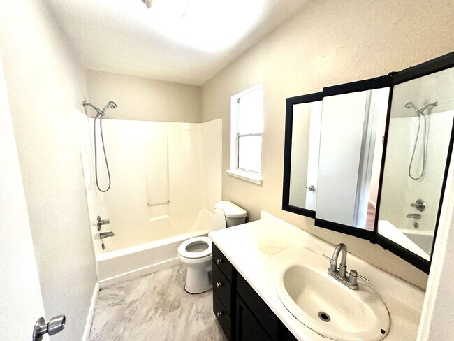 Building Photo - Nice & Quiet single family home in the cen...