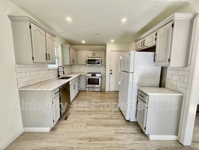 Building Photo - 905 SW Foxtail Dr