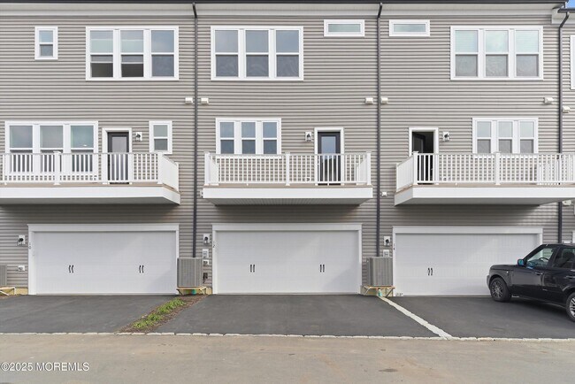 Building Photo - 12 Barton Ave