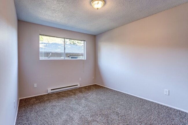 Building Photo - Remoduled 2x1 unit available Dec 1st!!