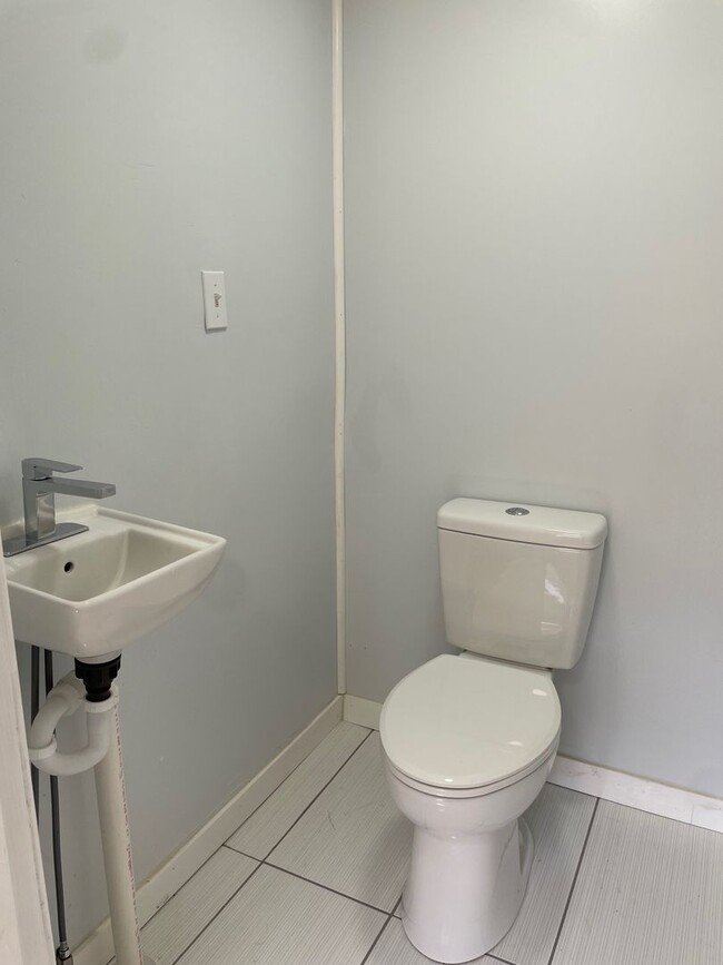 Building Photo - NEWLY RENOVATED 3 BED, 1.5 BATH WITH BONUS...