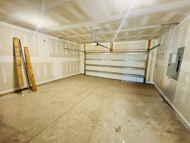 Building Photo - 464 Honeyhill Lp