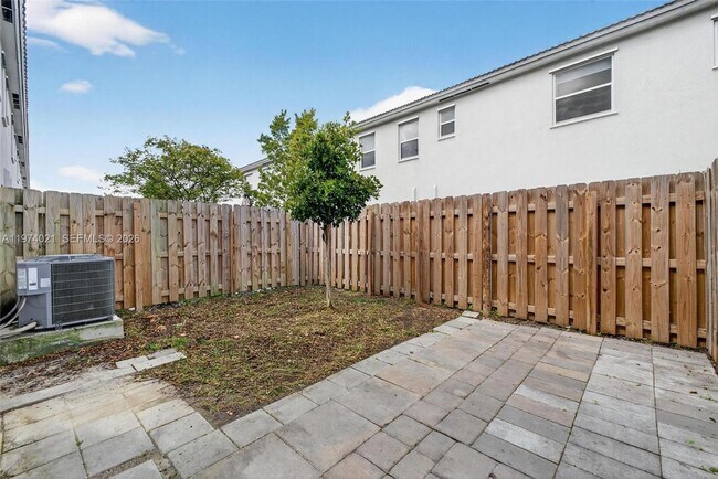 Building Photo - 2619 SE 11th St