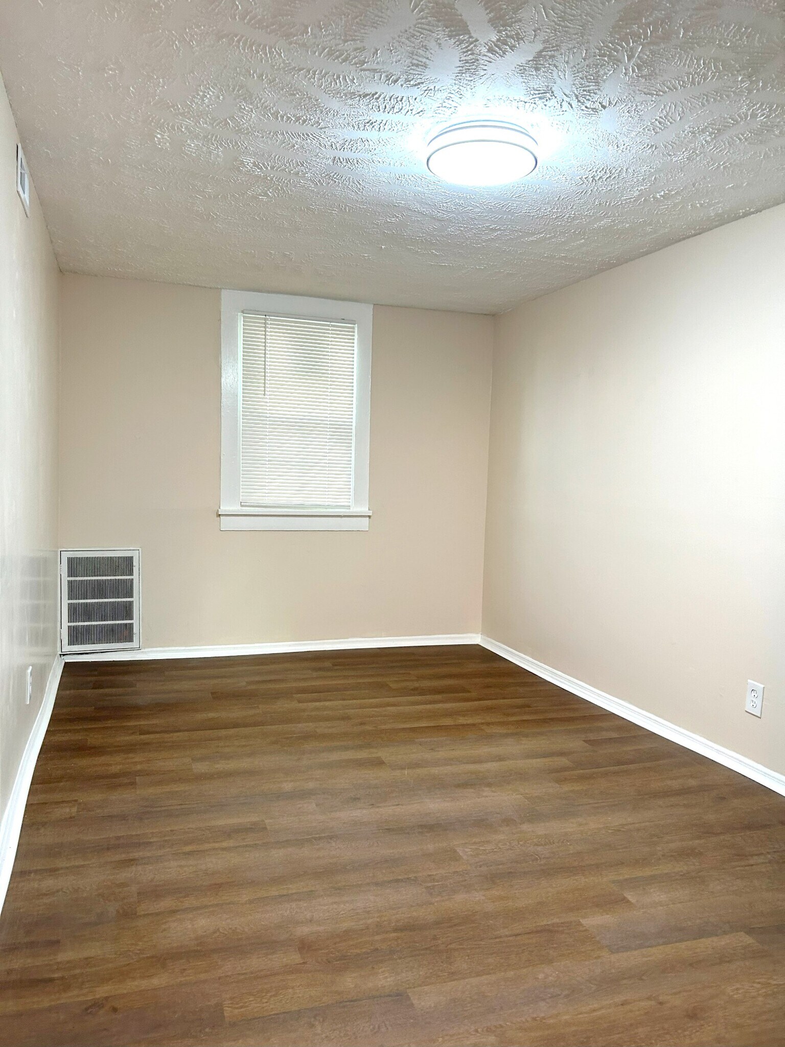 Building Photo - 107 S Buchanan St