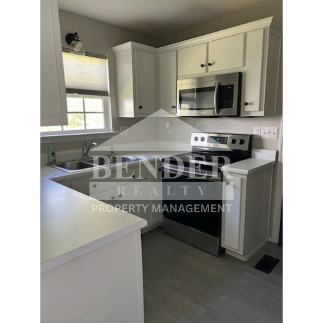 Building Photo - ADORABLE COTTAGE-STYLE HOME