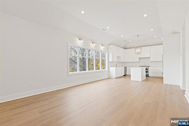 Building Photo - 445 Ramapo Valley Rd