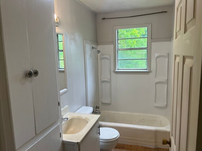 Building Photo - 2 Bed 1 Bath Home