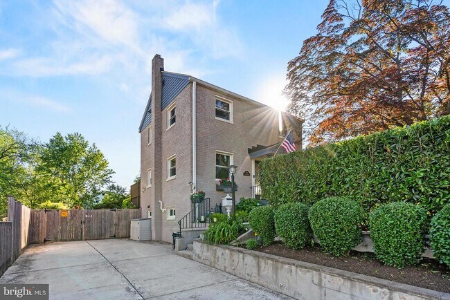 Building Photo - 819 Chillum Rd