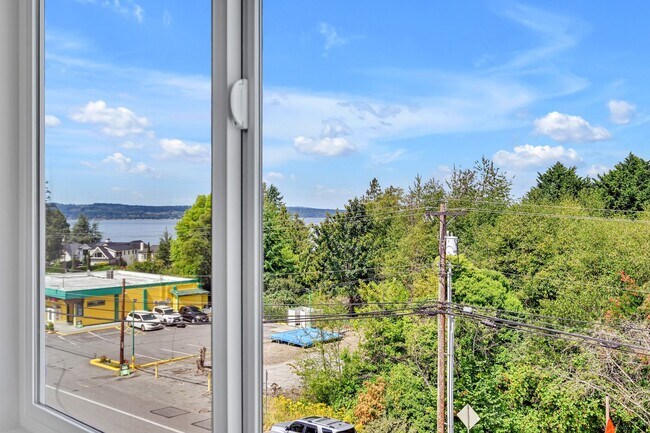 Building Photo - 4 Bed 3 Bath Townhouse for Rent!