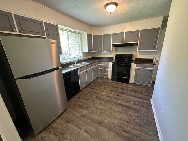 Building Photo - 4 bd/1.5 ba  house Rent $1475 -11808 Small...