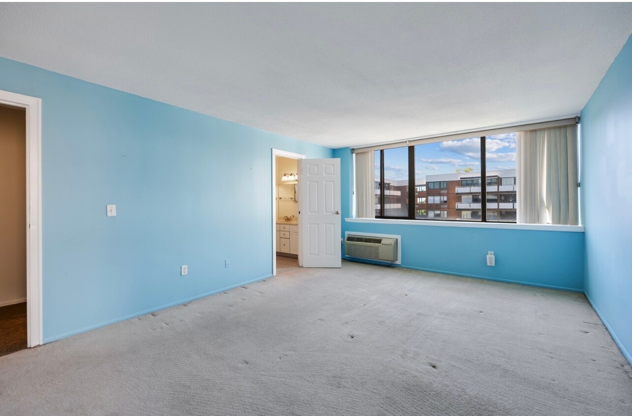 Building Photo - 1460 Elm St