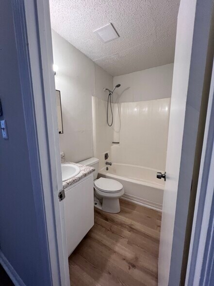 Building Photo - 6 Oak Forest Ln