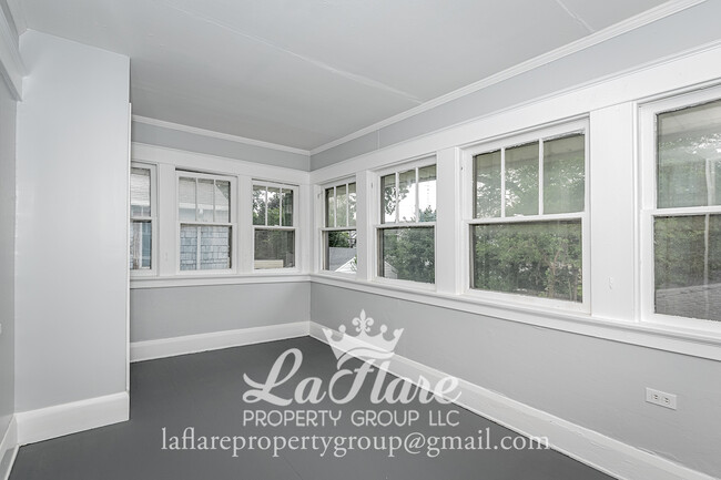 Building Photo - 553 Hampton Ave