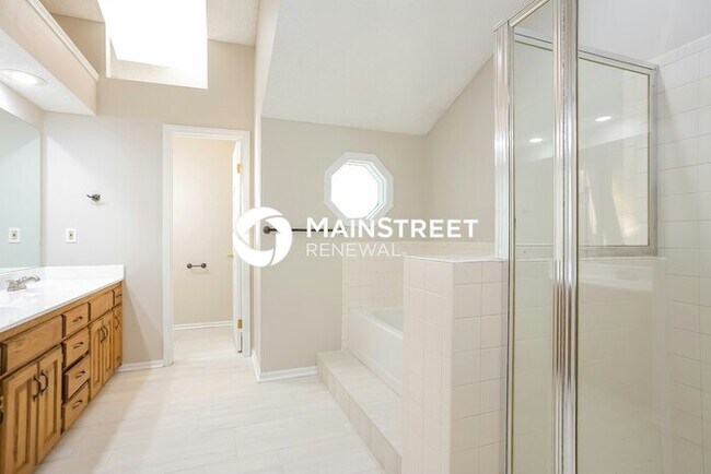 Building Photo - 4 Bedroom Pet-Friendly Home in Kansas City, MO with Main Street Renewal