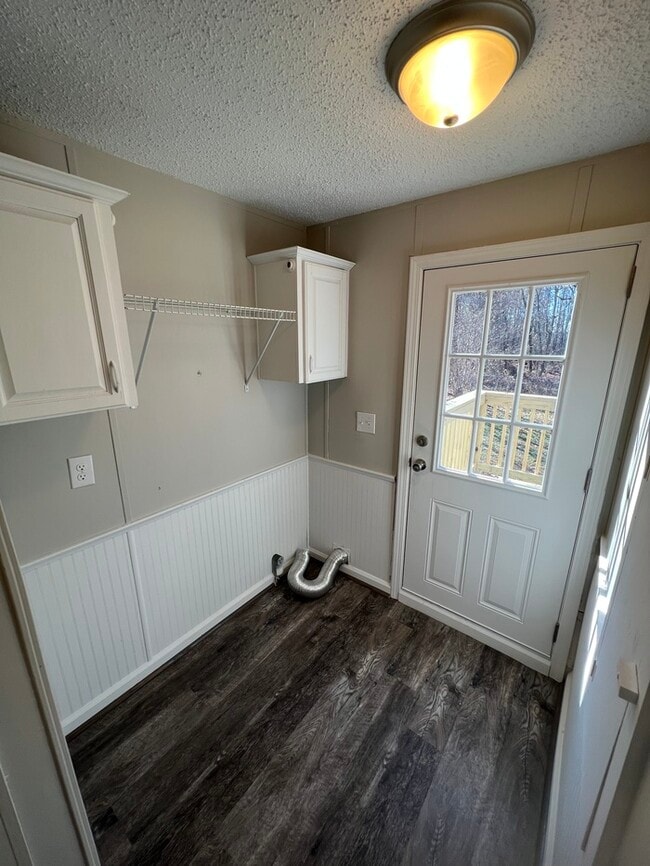 Building Photo - Lovely 3 bedroom 2 bath home available to ...