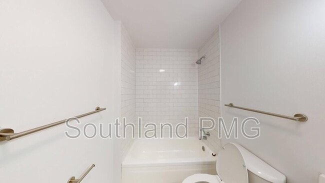 Building Photo - 605 Lake Rd